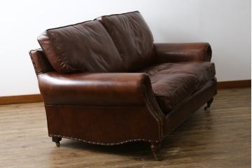 中古　美品　BALMORAL(バルモラル)　HALO(ハロ)　本革(レザー)　鋲打ちデザインとヴィンテージ加工されたボリューム感ある座面が魅力的な2Pソファ(2人掛けソファ、二人掛け、ラブソファ、アームソファ、レザーソファ)(定価約473,000円)(R-068267)