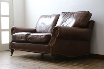 中古　美品　BALMORAL(バルモラル)　HALO(ハロ)　本革(レザー)　鋲打ちデザインとヴィンテージ加工されたボリューム感ある座面が魅力的な2Pソファ(2人掛けソファ、二人掛け、ラブソファ、アームソファ、レザーソファ)(定価約473,000円)(R-068267)