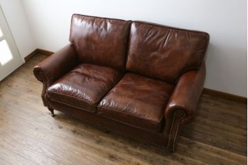 中古　美品　BALMORAL(バルモラル)　HALO(ハロ)　本革(レザー)　鋲打ちデザインとヴィンテージ加工されたボリューム感ある座面が魅力的な2Pソファ(2人掛けソファ、二人掛け、ラブソファ、アームソファ、レザーソファ)(定価約473,000円)(R-068267)