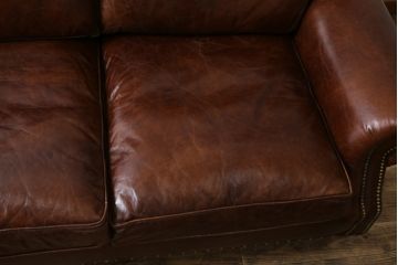 中古　美品　BALMORAL(バルモラル)　HALO(ハロ)　本革(レザー)　鋲打ちデザインとヴィンテージ加工されたボリューム感ある座面が魅力的な2Pソファ(2人掛けソファ、二人掛け、ラブソファ、アームソファ、レザーソファ)(定価約473,000円)(R-068267)