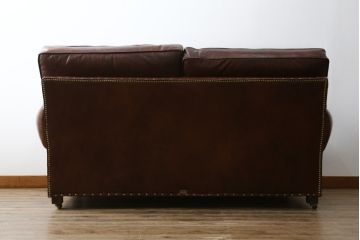中古　美品　BALMORAL(バルモラル)　HALO(ハロ)　本革(レザー)　鋲打ちデザインとヴィンテージ加工されたボリューム感ある座面が魅力的な2Pソファ(2人掛けソファ、二人掛け、ラブソファ、アームソファ、レザーソファ)(定価約473,000円)(R-068267)