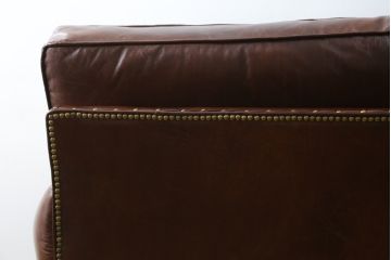 中古　美品　BALMORAL(バルモラル)　HALO(ハロ)　本革(レザー)　鋲打ちデザインとヴィンテージ加工されたボリューム感ある座面が魅力的な2Pソファ(2人掛けソファ、二人掛け、ラブソファ、アームソファ、レザーソファ)(定価約473,000円)(R-068267)