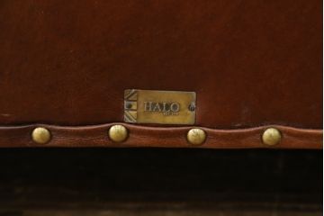 中古　美品　BALMORAL(バルモラル)　HALO(ハロ)　本革(レザー)　鋲打ちデザインとヴィンテージ加工されたボリューム感ある座面が魅力的な2Pソファ(2人掛けソファ、二人掛け、ラブソファ、アームソファ、レザーソファ)(定価約473,000円)(R-068267)