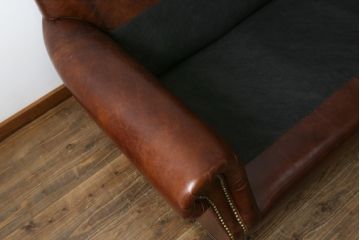 中古　美品　BALMORAL(バルモラル)　HALO(ハロ)　本革(レザー)　鋲打ちデザインとヴィンテージ加工されたボリューム感ある座面が魅力的な2Pソファ(2人掛けソファ、二人掛け、ラブソファ、アームソファ、レザーソファ)(定価約473,000円)(R-068267)