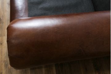 中古　美品　BALMORAL(バルモラル)　HALO(ハロ)　本革(レザー)　鋲打ちデザインとヴィンテージ加工されたボリューム感ある座面が魅力的な2Pソファ(2人掛けソファ、二人掛け、ラブソファ、アームソファ、レザーソファ)(定価約473,000円)(R-068267)