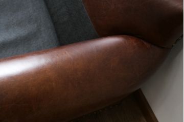 中古　美品　BALMORAL(バルモラル)　HALO(ハロ)　本革(レザー)　鋲打ちデザインとヴィンテージ加工されたボリューム感ある座面が魅力的な2Pソファ(2人掛けソファ、二人掛け、ラブソファ、アームソファ、レザーソファ)(定価約473,000円)(R-068267)