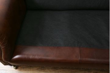 中古　美品　BALMORAL(バルモラル)　HALO(ハロ)　本革(レザー)　鋲打ちデザインとヴィンテージ加工されたボリューム感ある座面が魅力的な2Pソファ(2人掛けソファ、二人掛け、ラブソファ、アームソファ、レザーソファ)(定価約473,000円)(R-068267)