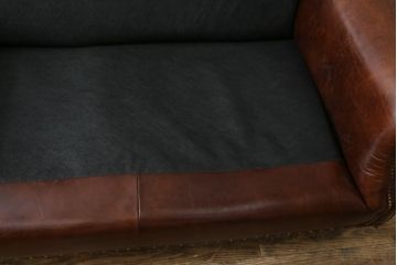 中古　美品　BALMORAL(バルモラル)　HALO(ハロ)　本革(レザー)　鋲打ちデザインとヴィンテージ加工されたボリューム感ある座面が魅力的な2Pソファ(2人掛けソファ、二人掛け、ラブソファ、アームソファ、レザーソファ)(定価約473,000円)(R-068267)