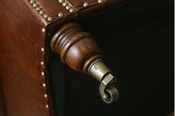 中古　美品　BALMORAL(バルモラル)　HALO(ハロ)　本革(レザー)　鋲打ちデザインとヴィンテージ加工されたボリューム感ある座面が魅力的な2Pソファ(2人掛けソファ、二人掛け、ラブソファ、アームソファ、レザーソファ)(定価約473,000円)(R-068267)