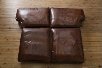中古　美品　BALMORAL(バルモラル)　HALO(ハロ)　本革(レザー)　鋲打ちデザインとヴィンテージ加工されたボリューム感ある座面が魅力的な2Pソファ(2人掛けソファ、二人掛け、ラブソファ、アームソファ、レザーソファ)(定価約473,000円)(R-068267)