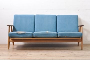 北欧家具　デンマークビンテージ　Hans J Wegner(ハンス・J・ウェグナー)　GETAMA(ゲタマ)　GE240　洗練された佇まいが目を引く3人掛けソファ(3P、三人掛け、アームソファ、トリプルソファ、3シーター、北欧、ヴィンテージ)(R-068268)