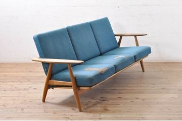 北欧家具　デンマークビンテージ　Hans J Wegner(ハンス・J・ウェグナー)　GETAMA(ゲタマ)　GE240　洗練された佇まいが目を引く3人掛けソファ(3P、三人掛け、アームソファ、トリプルソファ、3シーター、北欧、ヴィンテージ)(R-068268)