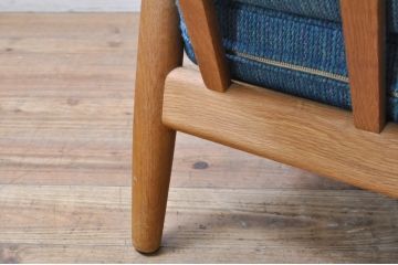 北欧家具　デンマークビンテージ　Hans J Wegner(ハンス・J・ウェグナー)　GETAMA(ゲタマ)　GE240　洗練された佇まいが目を引く3人掛けソファ(3P、三人掛け、アームソファ、トリプルソファ、3シーター、北欧、ヴィンテージ)(R-068268)
