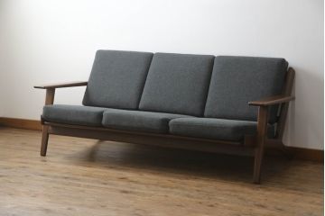 北欧家具　デンマークビンテージ　GETAMA(ゲタマ)　Hans J Wegner(ハンス・J・ウェグナー)　GE290　くつろぎの空間を演出するアーム付き3人掛けソファ(3P、三人掛け、アームソファ、トリプルソファ、3シーター、北欧、ヴィンテージ)(R-068269)