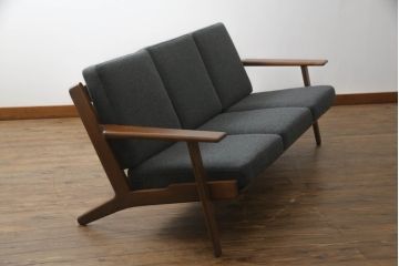 北欧家具　デンマークビンテージ　GETAMA(ゲタマ)　Hans J Wegner(ハンス・J・ウェグナー)　GE290　くつろぎの空間を演出するアーム付き3人掛けソファ(3P、三人掛け、アームソファ、トリプルソファ、3シーター、北欧、ヴィンテージ)(R-068269)