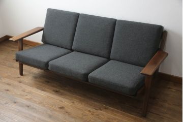 北欧家具　デンマークビンテージ　GETAMA(ゲタマ)　Hans J Wegner(ハンス・J・ウェグナー)　GE290　くつろぎの空間を演出するアーム付き3人掛けソファ(3P、三人掛け、アームソファ、トリプルソファ、3シーター、北欧、ヴィンテージ)(R-068269)