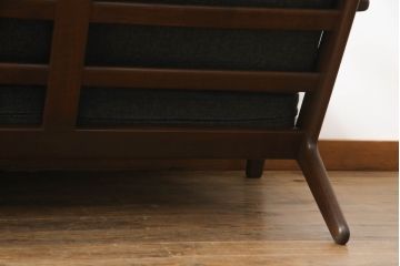 北欧家具　デンマークビンテージ　GETAMA(ゲタマ)　Hans J Wegner(ハンス・J・ウェグナー)　GE290　くつろぎの空間を演出するアーム付き3人掛けソファ(3P、三人掛け、アームソファ、トリプルソファ、3シーター、北欧、ヴィンテージ)(R-068269)