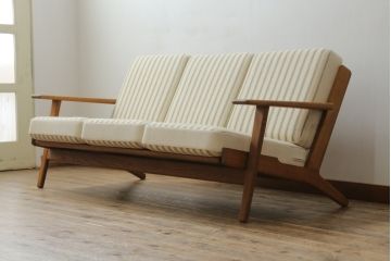 北欧ビンテージ　デンマークビンテージ　Hans J Wegner(ハンス・J・ウェグナー)　GETAMA(ゲタマ)　GE290　洗練された佇まいが目を引く3人掛けソファ(3P、三人掛け、アームソファ、トリプルソファ、3シーター、北欧、ヴィンテージ)(R-068271)