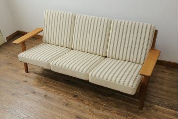北欧ビンテージ　デンマークビンテージ　Hans J Wegner(ハンス・J・ウェグナー)　GETAMA(ゲタマ)　GE290　洗練された佇まいが目を引く3人掛けソファ(3P、三人掛け、アームソファ、トリプルソファ、3シーター、北欧、ヴィンテージ)(R-068271)
