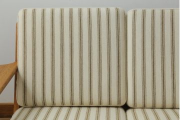 北欧ビンテージ　デンマークビンテージ　Hans J Wegner(ハンス・J・ウェグナー)　GETAMA(ゲタマ)　GE290　洗練された佇まいが目を引く3人掛けソファ(3P、三人掛け、アームソファ、トリプルソファ、3シーター、北欧、ヴィンテージ)(R-068271)