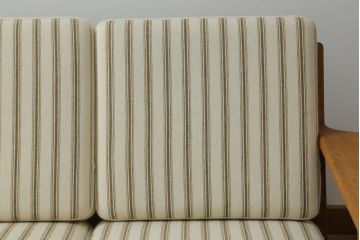 北欧ビンテージ　デンマークビンテージ　Hans J Wegner(ハンス・J・ウェグナー)　GETAMA(ゲタマ)　GE290　洗練された佇まいが目を引く3人掛けソファ(3P、三人掛け、アームソファ、トリプルソファ、3シーター、北欧、ヴィンテージ)(R-068271)