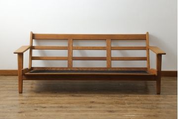 北欧ビンテージ　デンマークビンテージ　Hans J Wegner(ハンス・J・ウェグナー)　GETAMA(ゲタマ)　GE290　洗練された佇まいが目を引く3人掛けソファ(3P、三人掛け、アームソファ、トリプルソファ、3シーター、北欧、ヴィンテージ)(R-068271)