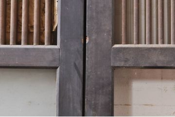 アンティーク建具　上手物!!和モダンなお部屋作りにおすすめな丸く面取りされた縦桟の格子戸4枚セット(引き戸、ガラス帯戸)(R-068275)