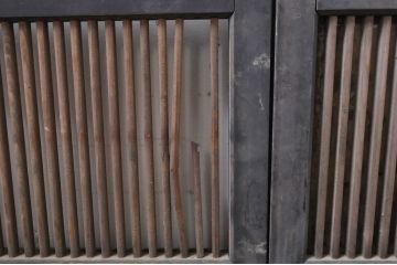 アンティーク建具　上手物!!和モダンなお部屋作りにおすすめな丸く面取りされた縦桟の格子戸4枚セット(引き戸、ガラス帯戸)(R-068275)