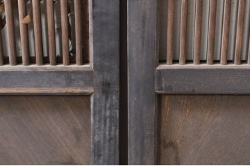 アンティーク建具　上手物!!和モダンなお部屋作りにおすすめな丸く面取りされた縦桟の格子戸4枚セット(引き戸、ガラス帯戸)(R-068275)
