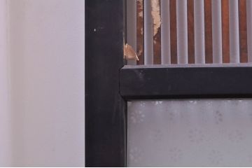 アンティーク建具　上手物!!和モダンなお部屋作りにおすすめな丸く面取りされた縦桟の格子戸4枚セット(引き戸、ガラス帯戸)(R-068275)