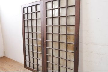 アンティーク建具　どこか懐かしい雰囲気を醸し出す升目(マス目)格子ガラス戸2枚セット(きつね格子、狐格子、引き戸、格子戸)(R-068287)