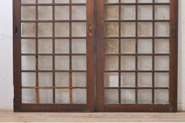 アンティーク建具　どこか懐かしい雰囲気を醸し出す升目(マス目)格子ガラス戸2枚セット(きつね格子、狐格子、引き戸、格子戸)(R-068287)