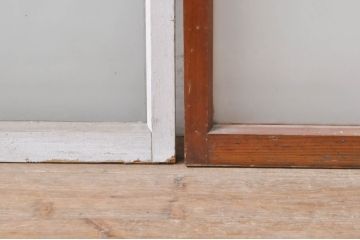 アンティーク建具　希少　ペイント仕上げ限定　レトロな雰囲気漂う小窓付きのペイントガラス窓2枚セット(引き戸、ガラス戸)(R-068302)
