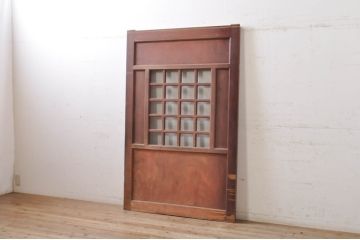 アンティーク建具　総欅(ケヤキ)材　鏡板1枚板　重厚感のある佇まいが魅力の升目(マス目)格子蔵戸1枚(きつね格子、狐格子、格子戸、玄関戸、引き戸)(R-068317)