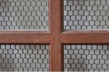 アンティーク建具　総欅(ケヤキ)材　鏡板1枚板　重厚感のある佇まいが魅力の升目(マス目)格子蔵戸1枚(きつね格子、狐格子、格子戸、玄関戸、引き戸)(R-068317)