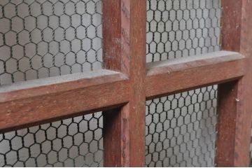 アンティーク建具　総欅(ケヤキ)材　鏡板1枚板　重厚感のある佇まいが魅力の升目(マス目)格子蔵戸1枚(きつね格子、狐格子、格子戸、玄関戸、引き戸)(R-068317)