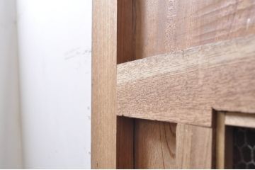 アンティーク建具　総欅(ケヤキ)材　鏡板1枚板　重厚感のある佇まいが魅力の升目(マス目)格子蔵戸1枚(きつね格子、狐格子、格子戸、玄関戸、引き戸)(R-068317)