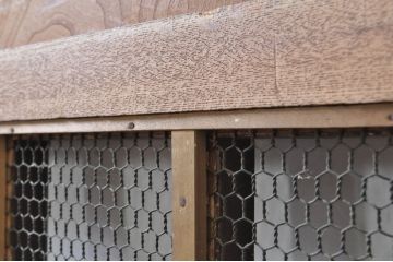アンティーク建具　総欅(ケヤキ)材　鏡板1枚板　重厚感のある佇まいが魅力の升目(マス目)格子蔵戸1枚(きつね格子、狐格子、格子戸、玄関戸、引き戸)(R-068317)