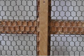 アンティーク建具　総欅(ケヤキ)材　鏡板1枚板　重厚感のある佇まいが魅力の升目(マス目)格子蔵戸1枚(きつね格子、狐格子、格子戸、玄関戸、引き戸)(R-068317)