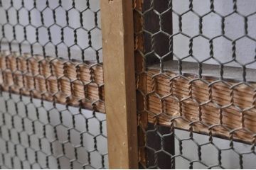アンティーク建具　総欅(ケヤキ)材　鏡板1枚板　重厚感のある佇まいが魅力の升目(マス目)格子蔵戸1枚(きつね格子、狐格子、格子戸、玄関戸、引き戸)(R-068317)