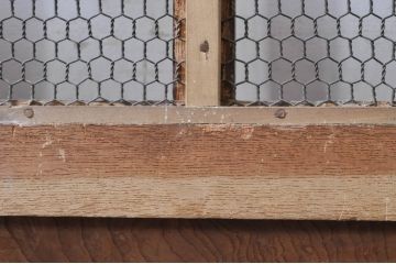 アンティーク建具　総欅(ケヤキ)材　鏡板1枚板　重厚感のある佇まいが魅力の升目(マス目)格子蔵戸1枚(きつね格子、狐格子、格子戸、玄関戸、引き戸)(R-068317)