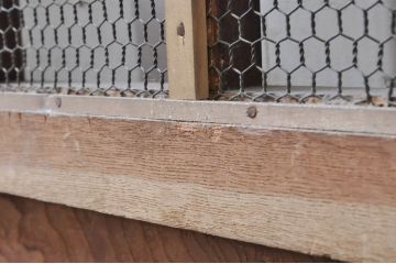アンティーク建具　総欅(ケヤキ)材　鏡板1枚板　重厚感のある佇まいが魅力の升目(マス目)格子蔵戸1枚(きつね格子、狐格子、格子戸、玄関戸、引き戸)(R-068317)