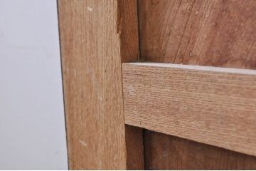 アンティーク建具　総欅(ケヤキ)材　鏡板1枚板　重厚感のある佇まいが魅力の升目(マス目)格子蔵戸1枚(きつね格子、狐格子、格子戸、玄関戸、引き戸)(R-068317)