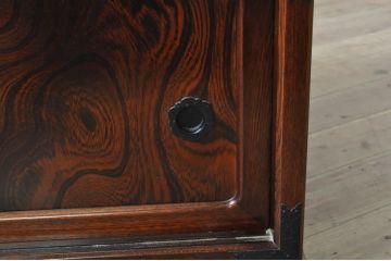 中古　志太民芸家具　脚または台輪を付けてリメイク　美しい杢目が上質な和の雰囲気を演出するローボード(サイドボード、和箪笥、収納箪笥、整理タンス、テレビ台、テレビボード)(R-068333)