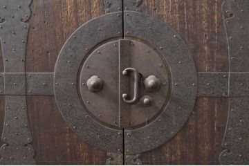 和製アンティーク　総桐(キリ)材　風格漂う佇まいが魅力の観音開き時代箪笥(桐箪笥、桐たんす、衣裳箪笥、収納箪笥)(R-068343)
