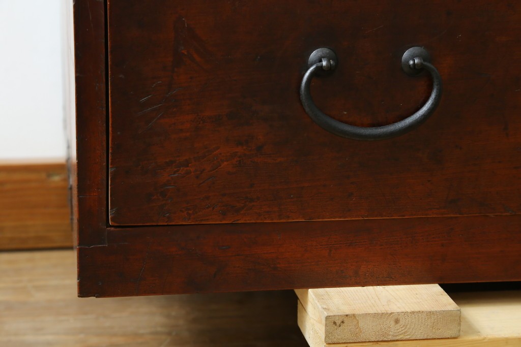 和製アンティーク　時代の流れを感じる風合いが魅力的な時代箪笥ローボード　(R-068344)