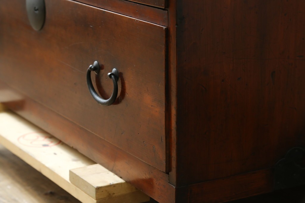 和製アンティーク　時代の流れを感じる風合いが魅力的な時代箪笥ローボード　(R-068344)