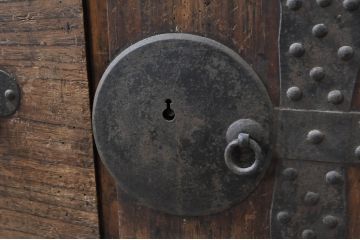 和製アンティーク　引手金具が存在感のある時代箪笥ローチェスト(和たんす、収納箪笥、衣装箪笥、引き出し、ローボード、テレビ台)(R-068346)