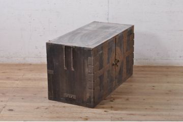 和製アンティーク　歴史を感じさせる十字金具が趣溢れる観音開きの時代箪笥ローボード(テレビ台、和たんす、ローチェスト、引き出し)(R-068348)