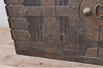 和製アンティーク　歴史を感じさせる十字金具が趣溢れる観音開きの時代箪笥ローボード(テレビ台、和たんす、ローチェスト、引き出し)(R-068348)